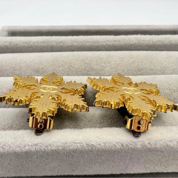Chanel Vintage Snowflake Gold Clip-on Earrings - Picture 3 of 8